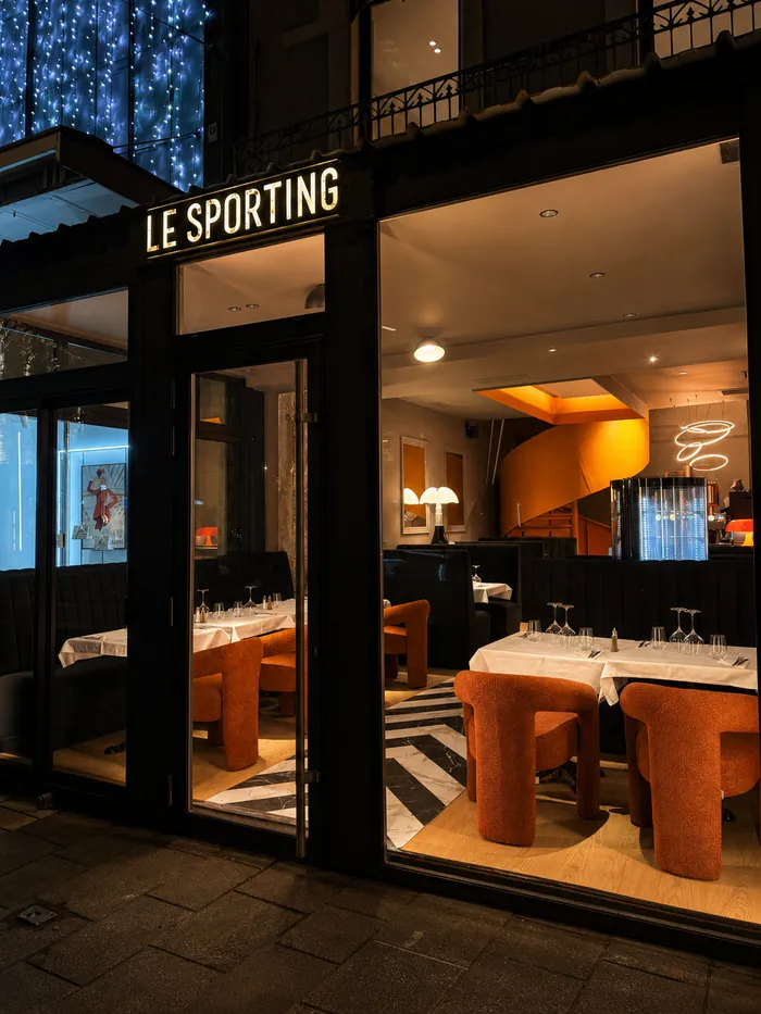 La façade éclairée du Sporting, dans le centre-ville de Grenoble