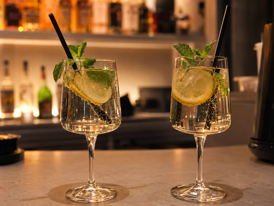 Deux cocktails dressés au bar