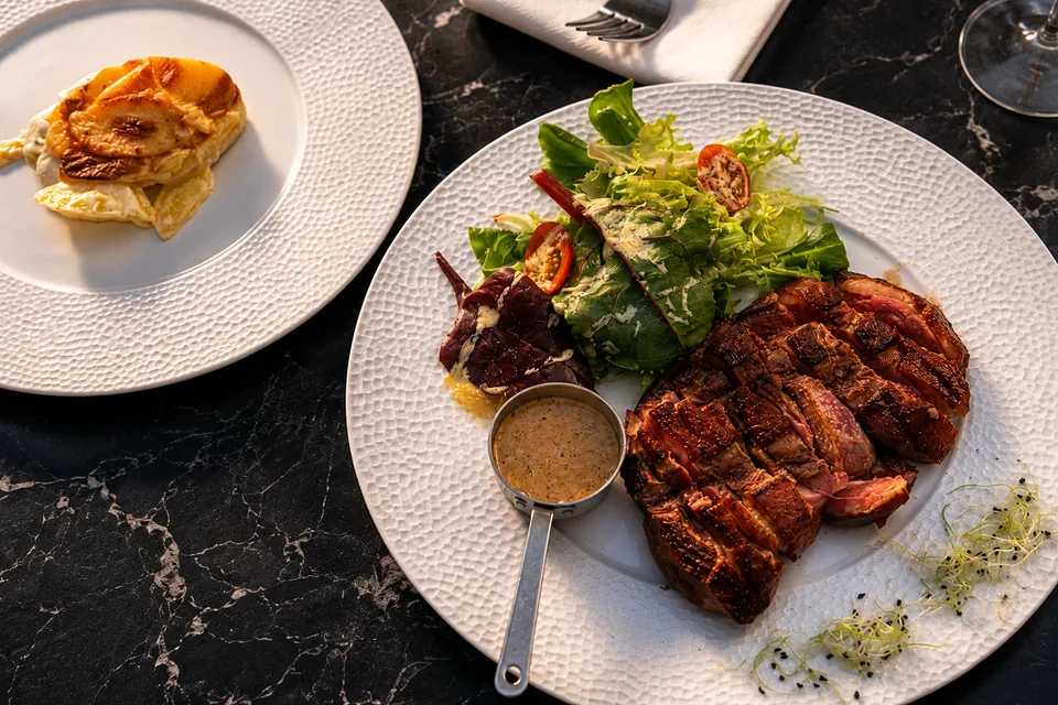 Une viande grillée et son accompagnement