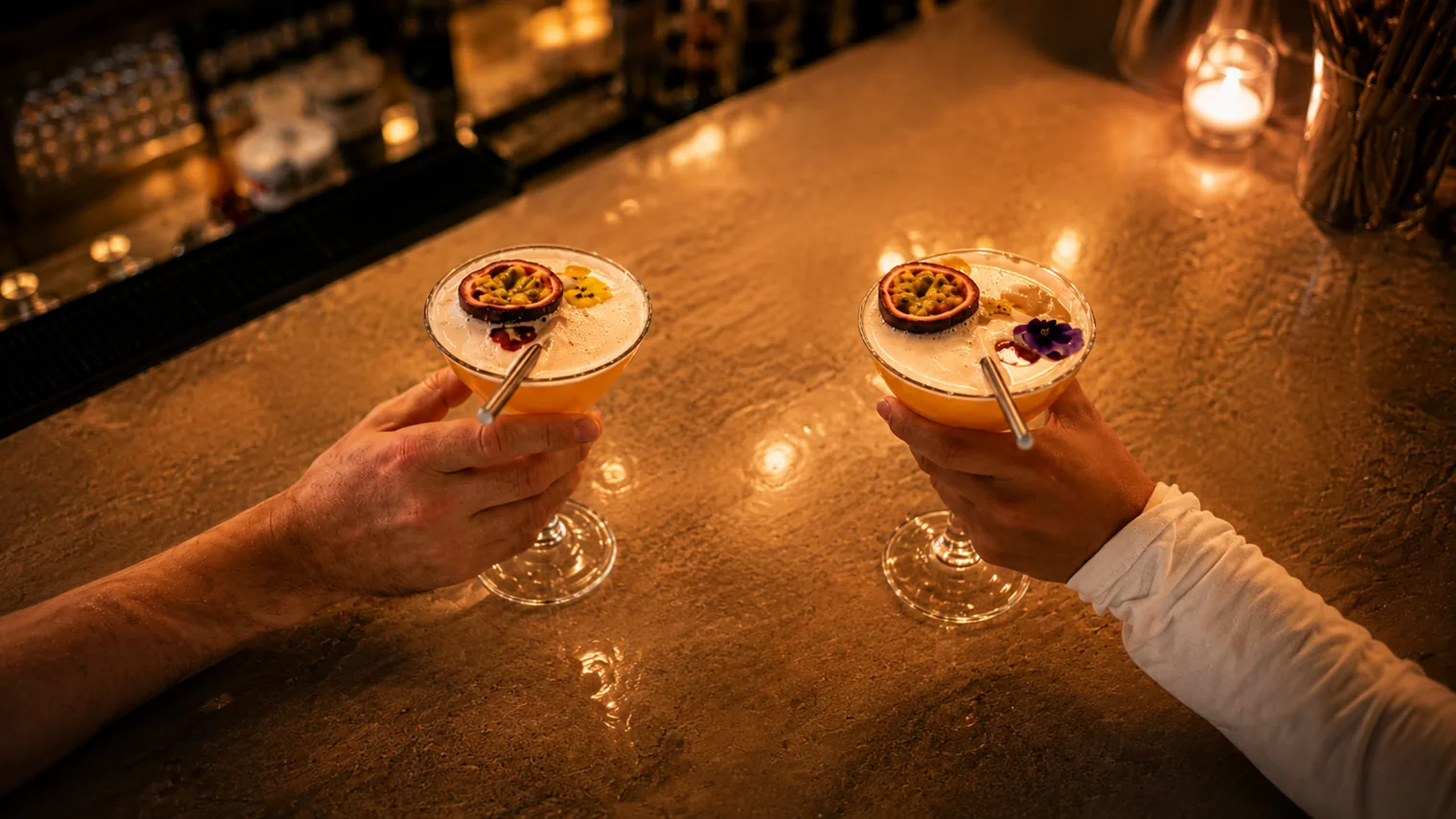 Deux cocktails trinqués au comptoir du Bistrot