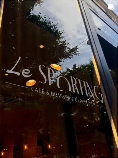 La vitrine gravée du Sporting, café et brasserie